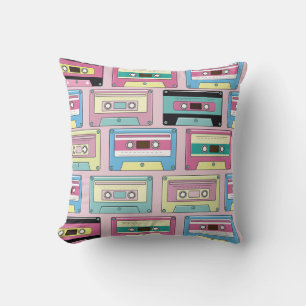 Kleurrijke cassettes, roze achtergrondpatroon. kussen