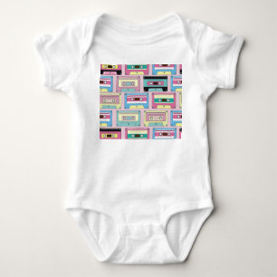 Kleurrijke cassettes, roze achtergrondpatroon. romper