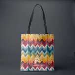 Kleurrijke Chevron Monogram Regenboog Tote Bag<br><div class="desc">Presenteren van ons stijlvolle monogram ontwerp, met grote typografische initialen in een tijdloos klassiek lettertype, aangevuld met jouw naam hieronder en versierd met chique regenboogkleurige chevron strepen. Met genoeg ruimte om al uw benodigdheden te herbergen, zijn ze de perfecte metgezellen voor elke gelegenheid. Of je nu op zoek bent naar...</div>