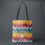 Kleurrijke Chevron Monogram Regenboog Tote Bag<br><div class="desc">Presenteren van ons stijlvolle monogram ontwerp, met grote typografische initialen in een tijdloos klassiek lettertype, aangevuld met jouw naam hieronder en versierd met chique regenboogkleurige chevron strepen. Met genoeg ruimte om al uw benodigdheden te herbergen, zijn ze de perfecte metgezellen voor elke gelegenheid. Of je nu op zoek bent naar...</div>