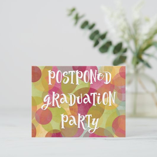 Kleurrijke cirkels uitgesteld afstudeerfeest briefkaart (Staand voorkant)