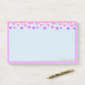 Kleurrijke confetti op lichtblauw post-it® notes (Op bureau)
