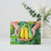 Kleurrijke courgette variëteit in handen feestdagenkaart (Staand voorkant)