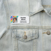 Kleurrijke Custom Medewerker Foto ID Rainbow Wave Naamplaatje (In situ)