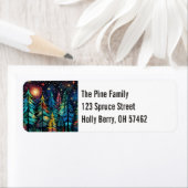 Kleurrijke dennen op een Sterrennacht Winter Etiket (Insitu)