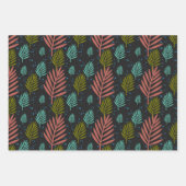 Kleurrijke dennenboom laat kerstcadeau achter inpakpapier vel (Voorkant 2)