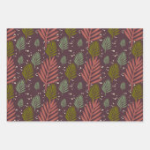 Kleurrijke dennenboom laat kerstcadeau achter inpakpapier vel (Voorkant)