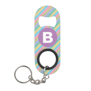 Kleurrijke diagonale snoepstrepen paarse monogram mini flessenopener