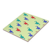 Kleurrijke dinosaurussen patroon op groen tegeltje (Zijkant)