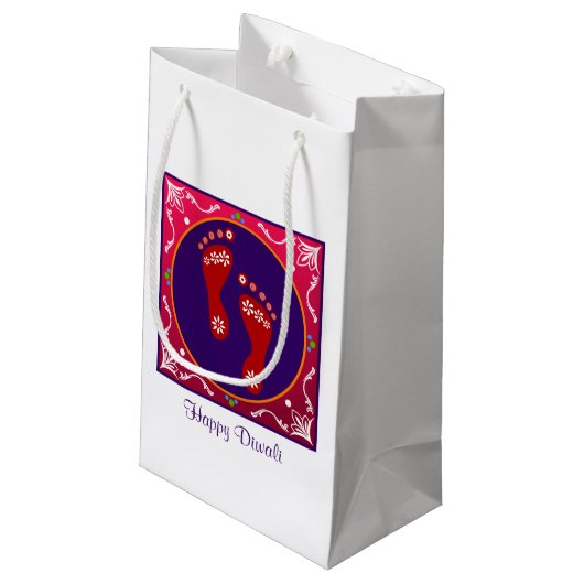 kleurrijke diwali rangoli met voetafdruk klein cadeauzakje (Achterkant Gekanteld)