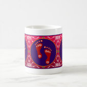 kleurrijke diwali rangoli met voetafdruk koffiemok (Center)