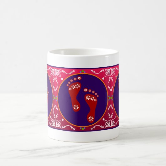 kleurrijke diwali rangoli met voetafdruk koffiemok (Center)