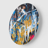 Kleurrijke druppelende verf: graffitimuur. grote klok (Hoek)