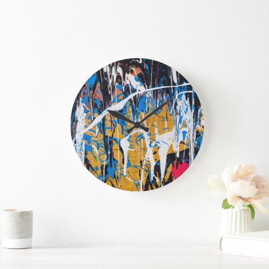 Kleurrijke druppelende verf: graffitimuur. grote klok (Huis)