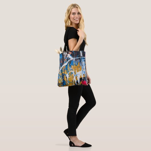 Kleurrijke druppelende verf: graffitimuur. tote bag (Op model)