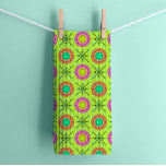 Kleurrijke Elektrische Retro Polka dot Theedoek<br><div class="desc">Voeg een vleugje retro plezier toe aan uw keuken met deze kleurrijke en levendige polka dot keukenhanddoek. Deze levendige keuken is voorzien van een speels patroon van gedurfde cirkels en X's in een rel van kleuren, doet denken aan een groovy jaren zestig mod tijdperk. Het grillige ontwerp brengt een vrolijke...</div>