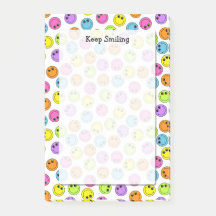 Kleurrijke Emoji-gezichten blijven glimlachen