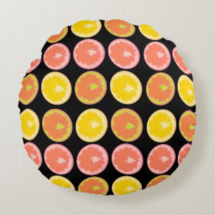 Kleurrijke en helderrode grapefruit plakjes rond kussen