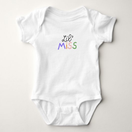 Kleurrijke en leuke letters op deze Lil' Miss. Romper (Voorkant)