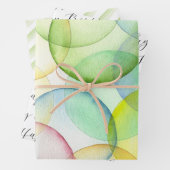 Kleurrijke en trendy verjaardagscadeauverpakking inpakpapier vel (In situ)