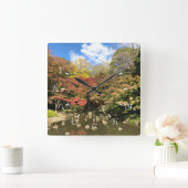 Kleurrijke esdoornbomen bij vijver vierkante klok (Huis)