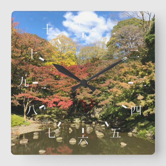 Kleurrijke esdoornbomen bij vijver vierkante klok (Voorkant)