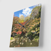 Kleurrijke esdoornbomen bij vijver vierkante klok (Hoek)