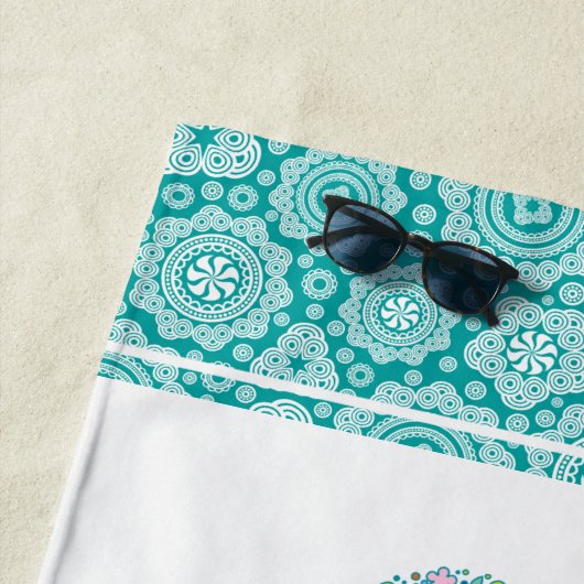 Kleurrijke Floral Elephant on White & Turquoise Strandlaken (In situ)