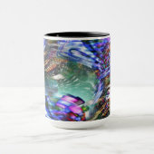 Kleurrijke fluctuatie van virtueel afbeelding over mok (Midden)