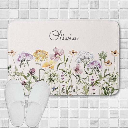 Kleurrijke gebloemde tuin met monogram badmat