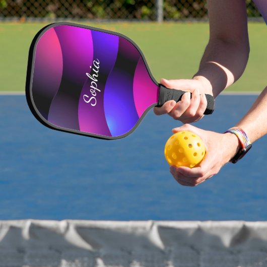Kleurrijke gebogen vormen, witte scriptnaam pickleball paddle (Insitu)