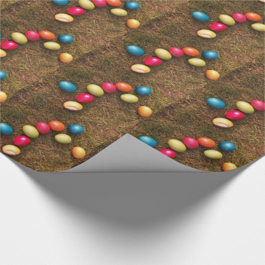 Kleurrijke gekleurde eieren in de tuin, paaseieren cadeaupapier (Hoek)