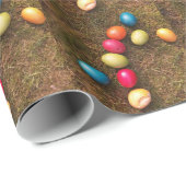 Kleurrijke gekleurde eieren in de tuin, paaseieren cadeaupapier (Rol Hoek)