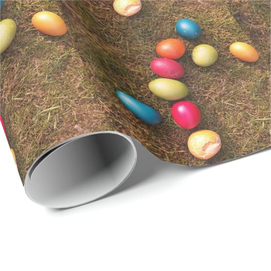 Kleurrijke gekleurde eieren in de tuin, paaseieren cadeaupapier (Rol Hoek)