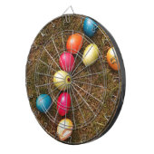 Kleurrijke gekleurde eieren in de tuin, paaseieren dartbord (Voorkant Rechts)