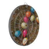 Kleurrijke gekleurde eieren in de tuin, paaseieren dartbord (Voorkant Links)