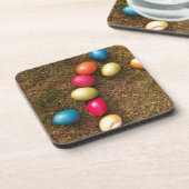 Kleurrijke gekleurde eieren in de tuin, paaseieren drankjes onderzetter (Linkerzijde)