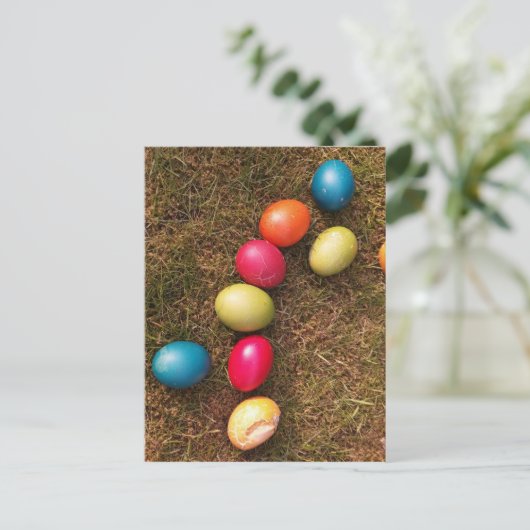 Kleurrijke gekleurde eieren in de tuin, paaseieren feestdagenkaart (Staand voorkant)