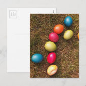 Kleurrijke gekleurde eieren in de tuin, paaseieren feestdagenkaart (Voorkant / Achterkant)