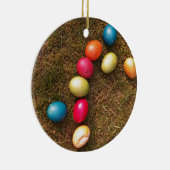 Kleurrijke gekleurde eieren in de tuin, paaseieren keramisch ornament (Rechts)