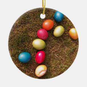 Kleurrijke gekleurde eieren in de tuin, paaseieren keramisch ornament