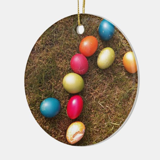 Kleurrijke gekleurde eieren in de tuin, paaseieren keramisch ornament (Links)