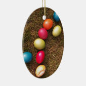 Kleurrijke gekleurde eieren in de tuin, paaseieren keramisch ornament (Rechts)