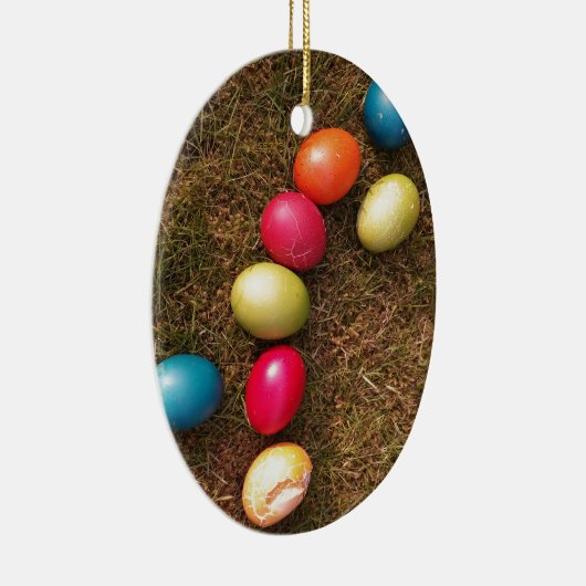 Kleurrijke gekleurde eieren in de tuin, paaseieren keramisch ornament (Rechts)