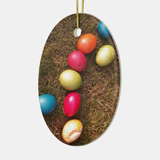 Kleurrijke gekleurde eieren in de tuin, paaseieren keramisch ornament (Links)