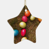 Kleurrijke gekleurde eieren in de tuin, paaseieren keramisch ornament (Rechts)
