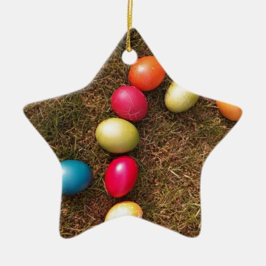 Kleurrijke gekleurde eieren in de tuin, paaseieren keramisch ornament (Voorkant)