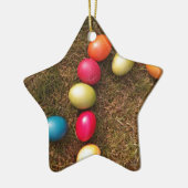 Kleurrijke gekleurde eieren in de tuin, paaseieren keramisch ornament (Links)