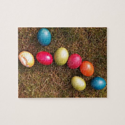 Kleurrijke gekleurde eieren in de tuin, paaseieren legpuzzel (Horizontaal)
