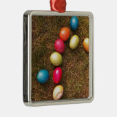 Kleurrijke gekleurde eieren in de tuin, paaseieren metalen ornament (Rechts)